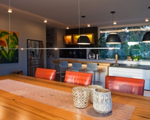 LEICHTSINN schwebt über dem Tisch