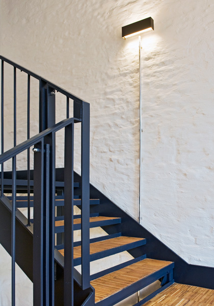 Wandleuchten, passend zur Stahlkonstruktion der Treppe. Wandleuchten, passend zur Stahlkonstruktion der Treppe.